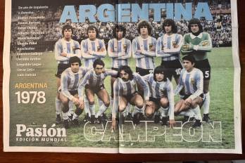 Con la dirección de César Luis Menotti, Argentina rompe con una sequía de 48 años pretendiendo alcanzar el título. Kempes será el goleador de la Copa con 7 tantos.