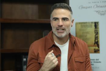 ”El juego de ser perfecto” se convierte en una puesta en escena donde Manrique comparte, desde lo más profundo, sus vivencias y la experiencia de encontrarse a sí mismo.