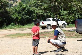 Un niño de seis años observa el paisaje de Torio, en Mariato, Veraguas, ocho días después del terremoto que destruyó su casa.