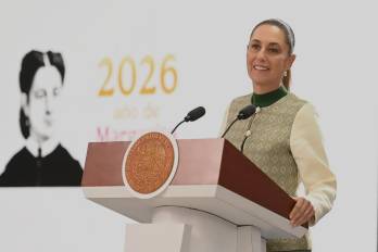 Fotografía cedida hoy por la presidencia de México, de la mandataria mexicana, Claudia Sheinbaum, durante su participación en una rueda de prensa en el estado de Guanajuato.