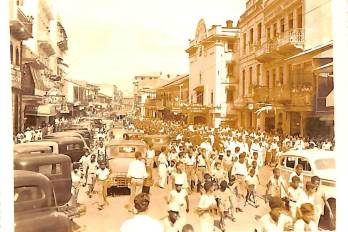 Desfile en el que se llevo el pabellón nacional peruano y panameño, Panamá, 1937.