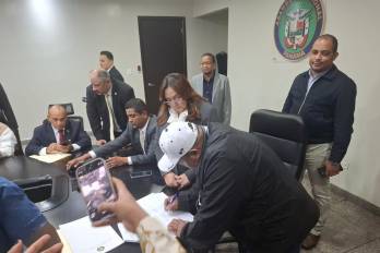 Firma del acuerdo, entre el Legislativo y el sindicato bananero.