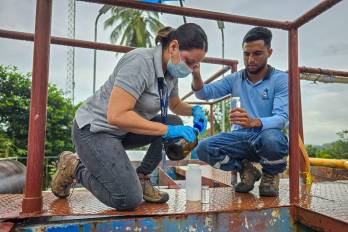 Trabajos de desinfección en la potabilizadora de Llano de Piedra con la toma de muestras para analizar la calidad previo a la limpieza.
