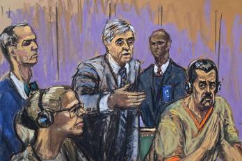 Fotografía de un dibujo realizado por la artista Jane Rosenberg donde aparece el presidente depuesto de Venezuela, Nicolás Maduro (d), junto a su esposa Cilia Flores (2-i), y sus abogados Mark Donnelly (i) y Barry pollack (c), durante su comparecencia este lunes, ante un tribunal federal en Nueva York.