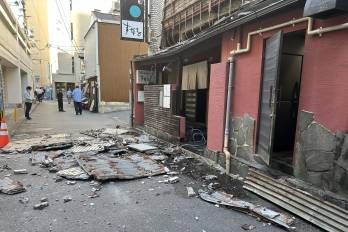 El terremoto dejó además a miles de hogares sin suministro eléctrico, obligó a suspender parcialmente el servicio del tren bala (Shinkansen).