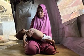 El pequeño gazatí Mohamed Motawaq, de tan solo 18 meses, de cuerpo esquelético pasa los días en Gaza en brazos de su madre, Hidaya al Mutauaq, un mujer viuda, de 30 años.