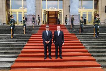 El diplomático (izq.) presentó sus cartas credenciales al presidente Xi Jinping en una ceremonia que se realiza dos veces al año en Pekín.