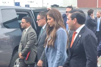 Noem luego de reunirse con el presidente José Raúl Mulino fue invitada al Aeropuerto de Albrook, en donde se preparaba un vuelo de repatriación a Colombia de 32 migrantes.