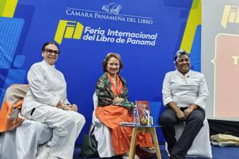 Las autoras junto a Mariela Sagel quien presentó el libro.