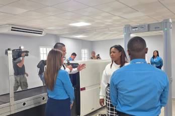Autoridades panameñas y estadounidenses recorren el salón de simulación operativa de alta tecnología en la periferia de Tocumen.