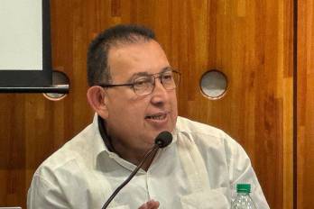 Luis Bonilla Molina es analista político y experto en pedagogía, nacido en el estado Táchira, en Venezuela. Además, es autor de obras sobre política venezolana y educación.