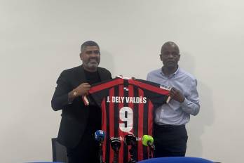 Gabriel ‘Gavilán’ Gómez (izq.) presenta a Julio Dely Valdés como nuevo entrenador del Sporting San Miguelito.