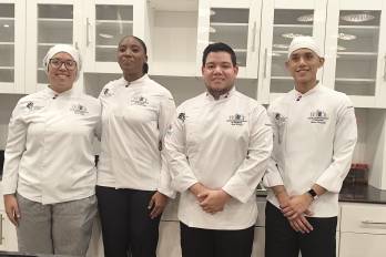 Eliza Calvo, Leydis González, Chef José Flores, presidente del Club Gastronómico de Panamá y Omar Delgado