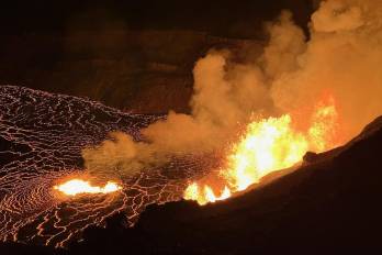 Esta imagen proporcionada por el Servicio Geológico de los Estados Unidos muestra una vista de una nueva erupción dentro de la caldera del cráter de la cumbre de Kilauea.