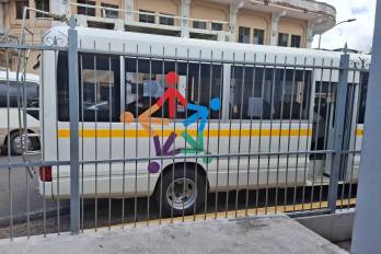 Un autobús del MIDES fue captado por ‘La Estrella de Panamá’ en una de las entradas de la Asamblea Nacional.