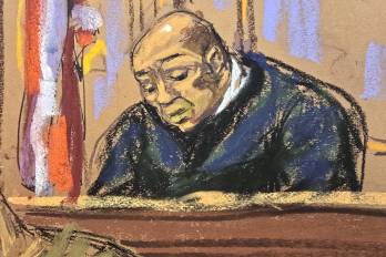 Fotografía de un dibujo realizado por la artista Jane Rosenberg que muestra al juez federal Alvin Hellerstein durante una audiencia de seguimiento del proceso por cargos de narcoterrorismo y narcotráfico del presidente depuesto de Venezuela, Nicolás Maduro, en Nueva York (Estados Unidos).