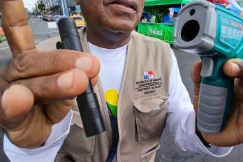 Según detalló Castillo, los carnets cuentan con caracteres especiales visibles únicamente bajo luz ultravioleta.