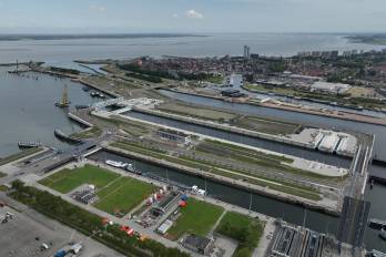 Vista de la nueva esclusa de Terneuzen, una obra titánica que forma parte de un complejo más grande de esclusas que une la ciudad de Gante con Zelanda y el Mar del Sur, que hoy inauguran los reyes de Bélgica y Países Bajos.