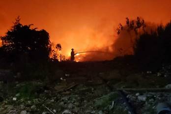 Más de 30 bomberos intentan apagar el fuego en el vertedero.