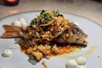 Pescaito frito con arroz meloso de mariscos.