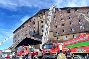 Una foto proporcionada por el Departamento de Bomberos del Municipio de Sakarya muestra a los bomberos trabajando en el lugar del incendio que estalló en un hotel en el Complejo Esquí Kartalkaya en Bolu.