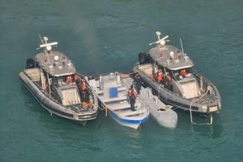 Fotografía difundida por la oficina de prensa de la Armada de Colombia que muestra un semisumergible no tripulado, conocido como Buque de Perfil Bajo, entre dos embarcaciones de la Armada de Colombia en la costa del Parque Tayrona, cerca de Santa Marta, Colombia, el 2 de julio de 2025.