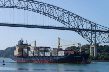 Un barco transita bajo el puente de las Américas.