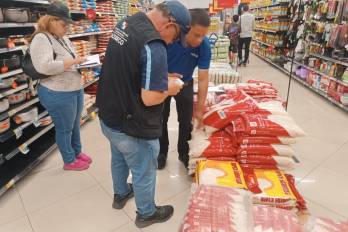Personal técnico de la Acodeco verifica los inventarios de arroz en establecimientos comerciales, silos, bodegas y demás.