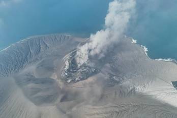 Una fotografía facilitada por la Agencia Geológica de Indonesia muestra una vista aérea del volcán Anak Krakatau expulsando materiales volcánicos al aire tras una erupción en el estrecho de la Sonda, Indonesia.