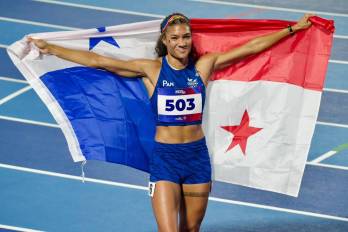 La atleta Gianna Woodruff muestra la bandera nacional luego de conquistar la final de los 400 metros con vallas y superar la marca vigente desde 1998.