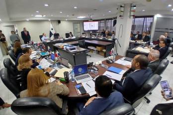 Entre acusaciones de nepotismo y sobresueldos, Unachi sustenta presupuesto