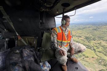 Unidades del Servicio Nacional Aeronaval trasladan bolsas de alimentos e insumos de una aeronave para abastecer comunidades de difícil acceso en Veraguas.