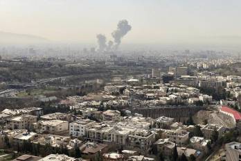 Una columna de humo emerge del centro de Teherán tras un ataque israelí este sábado.