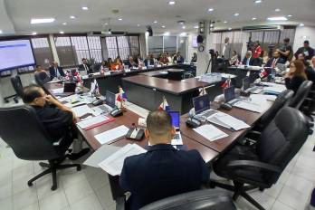 Molinar pide perdón a graduandos y promete reformar la ley educativa