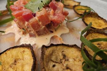 Open Blue Cobia con miso de frijol chiricano y ceviche de remolacha.