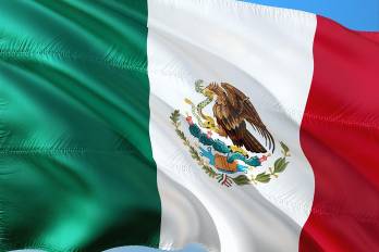 Vista de la bandera de México.