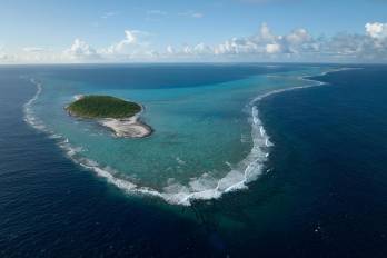 Este primer santuario marino nacional abarca 48.000 kilómetros cuadrados, que rodea a los dos atolones deshabitados y las profundidades marinas cercanas que estarán totalmente protegidas de la pesca.