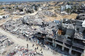 Vista aérea tomada con un dron que muestra la destrucción general en la ciudad de Jan Yunis, en la Franja de Gaza.