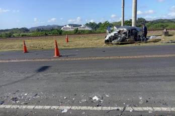 En el accidente estuvo involucrado un auto sedán color gris