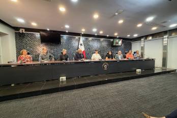 De izquierda a derecha: Henia Espinosa, Patrick Dillon, Adrienne Samos, Humberto Velez, Grace Hernandez, Kafda Vergara, Manuel Jaén, Ramon Almanza y Rosario Barrera.