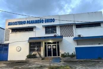 Vista exterior: Fachada principal de la sede del Magisterio Panameño Unido en Obarrio.