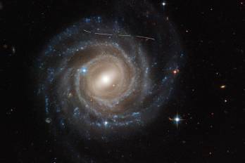 Un asteroide fotobombea una instantánea del Hubble de la galaxia UGC 12158.