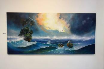 El cuadro ‘Naúfrago en el tiempo’ preside la exposición de Esteban Machado en la galería de arte del Banco Nacional.