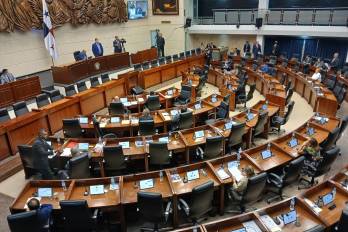 Durante el tercer debate ninguno de los diputados de las diferentes bancadas intervino en el pleno.