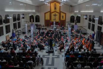 Más de 60 músicos actúan para ofrecer una agenda de conciertos por todo el país.