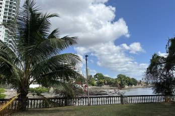 La ciudad ha vivido de espaldas al mar entre rellenos, urbanizaciones privadas y vías rápidas; hoy surge la oportunidad de reconectar el litoral con un paseo continuo hacia el este.