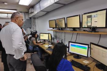 Néstor Luque, director del Instituto de Geociencias, durante la explicación del monitoreo sísmico nacional.
