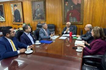 Imagen de una reunión del rector de la UP, José Emilio Moreno (centro) junto a Arístides Quijada, director del CRU Coclé (izquierda) y Fulgencio Álvarez, director general de los Centros Regionales, Extensiones y Programas Anexos de la UP. (derecha).