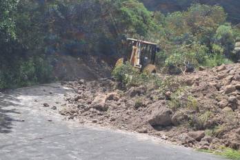 El paso vehicular hacia Cerro La Cruz permanece cerrado por razones de seguridad.