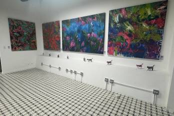 Las nueve esculturas, las cuales hacen alusión a las nueve vidas que tendrían los gatos, forman una parte importante de esta exposición.